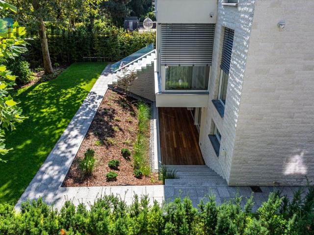 Przestronny dom 435 m² z dużym ogrodem w prestiżowej Sadybie