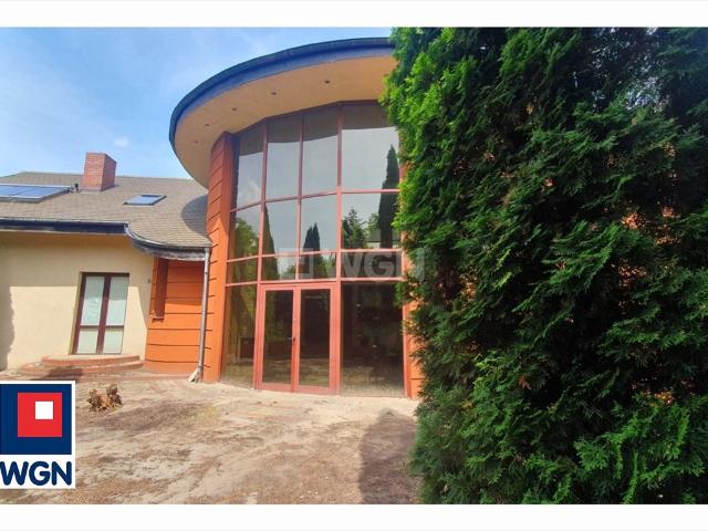 Ekskluzywny dom bliźniaczy 322 m2 z oryginalną bryłą i tarasem