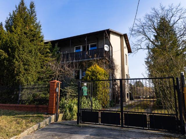 Ekskluzywny dom bliźniak z balkonami i dużą działką