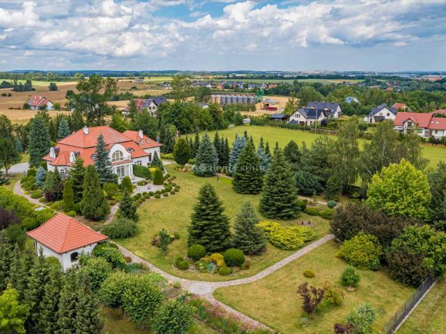 Ekskluzywny dom w stylu dworku na dużej działce 7000 m²