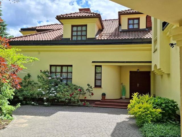 Ekskluzywna rezydencja z potencjałem rozbudowy w Wawer