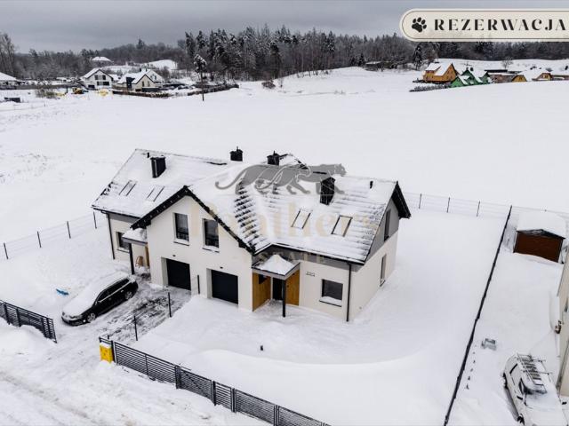 Ekskluzywny dom z panoramicznymi przeszkleniami i ogrodem