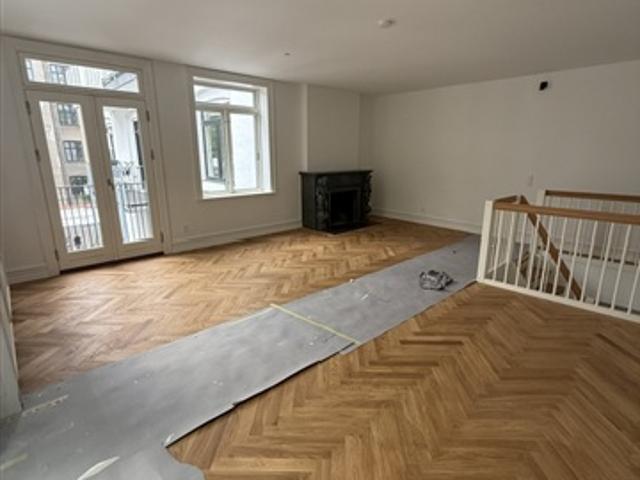 Eksklusivt townhouse i tre plan med 3 soveværelser og med store altaner på attraktive Frederiksberg C