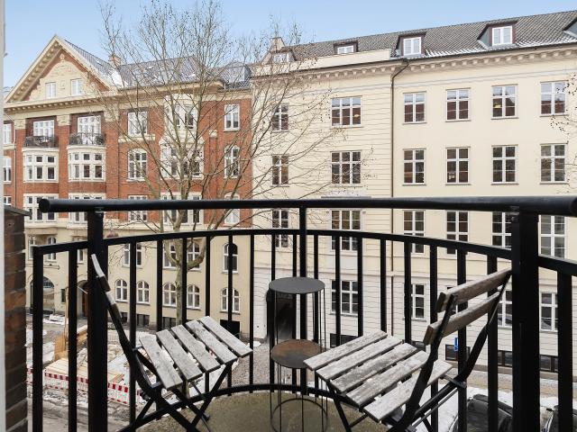Eksklusiv, fuldt møbleret lejlighed med altan i hjertet af København K