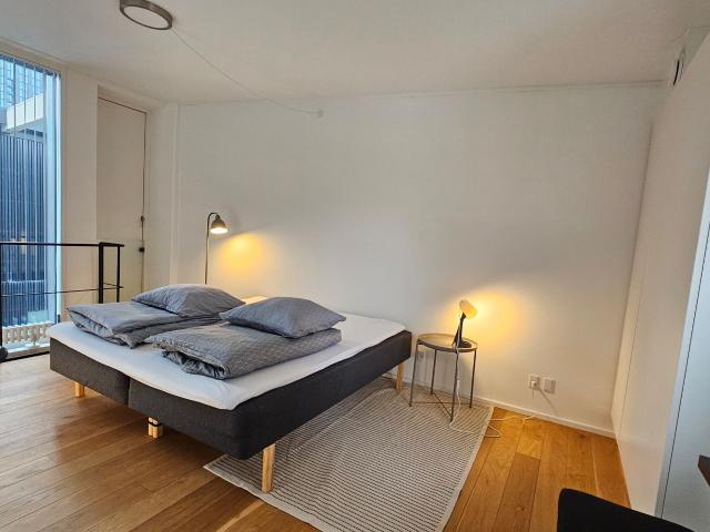 Eksklusiv lejlighed i ikonisk bygning, i to plan m. udgang til terrasse