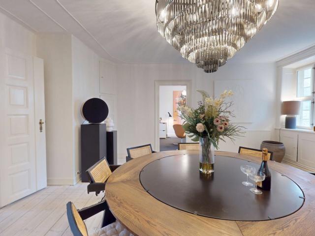 Eksklusiv møbleret 201 m² lejlighed på Amaliegade