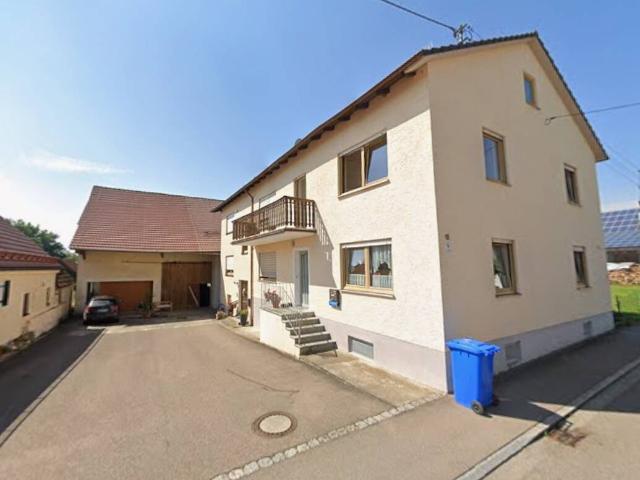 Ehem. Hofstelle best. aus Haus BJ 70 mit Anbau BJ 91 und NG auf über 2500 m² nördl. v. Rain!