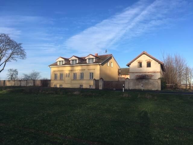 Ehemalige Hofstelle mit 4 Häusern, 3 Wohneinheiten, Badeteich, Gartenland in Schönefeld bei Berlin OT Rotberg