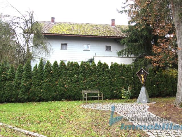 Ehemalige Hofstelle mit Nebengebäuden und großem Grundstück in Roßbach