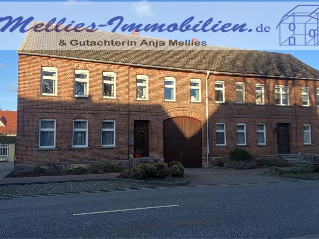 Vier Seiten Hof mit großzügigem Wohnhaus, großer Scheune, Garagen und Werkstatt, Grundstück in Rohrberg