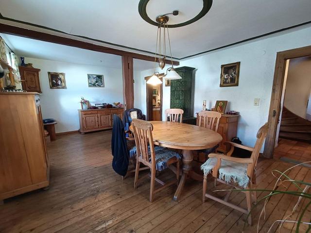 Ehemaliges Bauernhaus mit Nebengebäuden