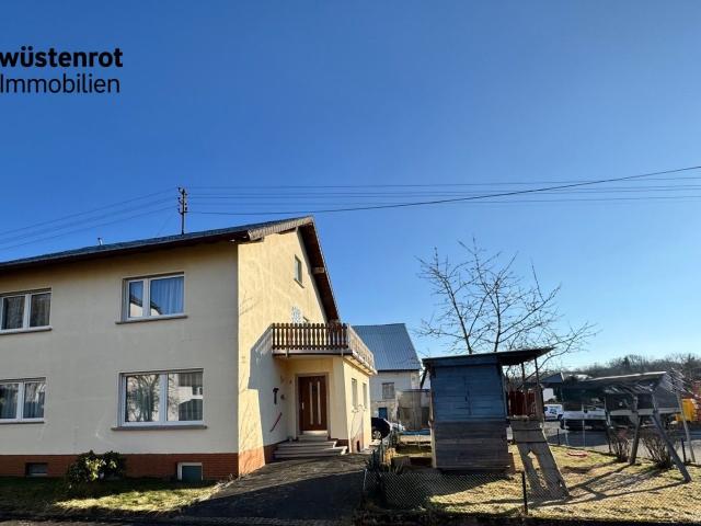 Ehemaliges Bauernhaus mit angrenzender Scheune und Nebengebäude!