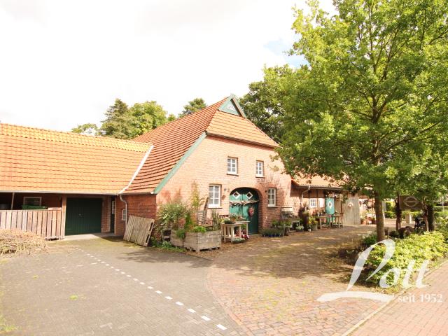 Ehemaliges Bauernhaus mit sanierter Wohnung und Ladenlokal in der Diele in Ortskernlage von Apen!