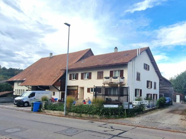 Ehemaliges Bauernhaus mit zwei Wohnungen, Oekonomiegebäudeteil und Landreserve