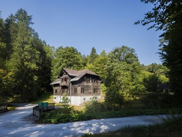 Ehemaliges Forsthaus mit Wirtschaftsgebäuden, allein und ruhig im Wald gelegen