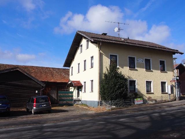 Ehemaliges Gasthaus mit Betreiber Wohnung, Garage + Nebengebäude im Erholungsort Bischofsmais