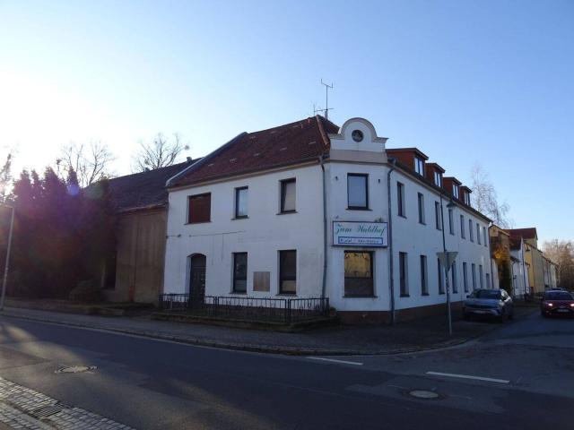 Ehemaliges Hotel mit Nebengebäuden in Neupetershain