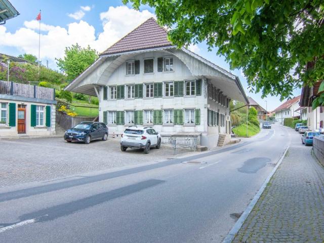 Ehemaliges Schulhaus von 1805 am Dorfplatz mit drei Wohnungen, Atelier und Ausbaupotenzial!