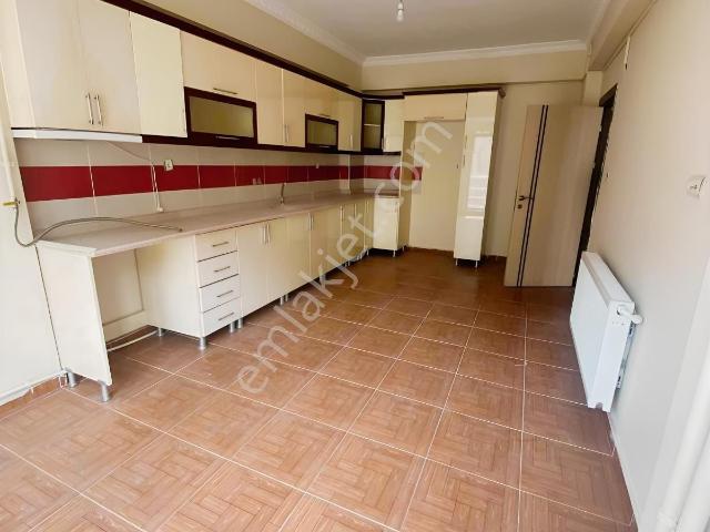 Şehitler Mah Salı Pazarı Arakat Kiralık 4+1