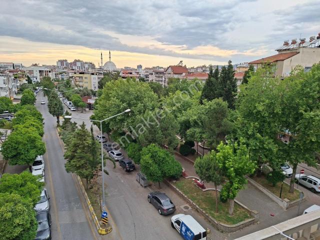 Şehitler Bulvarında takaslı asansörlü doğalgazlı Köşe Parsel