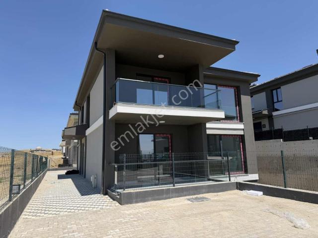 Şehrin Yanında,doğayla İç İçe: Karacakayada 7+2 Satılık Villa