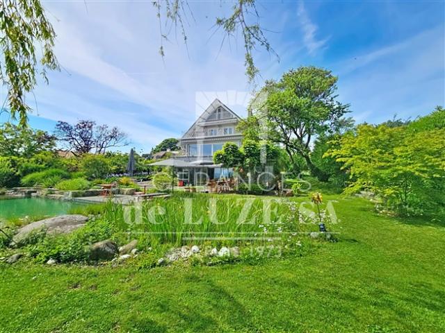 Einzelagent – Charaktervolle, freistehende Villa mit Blick auf den See, natürlichem Schwimmbad und wunderschön gestaltetem Garten