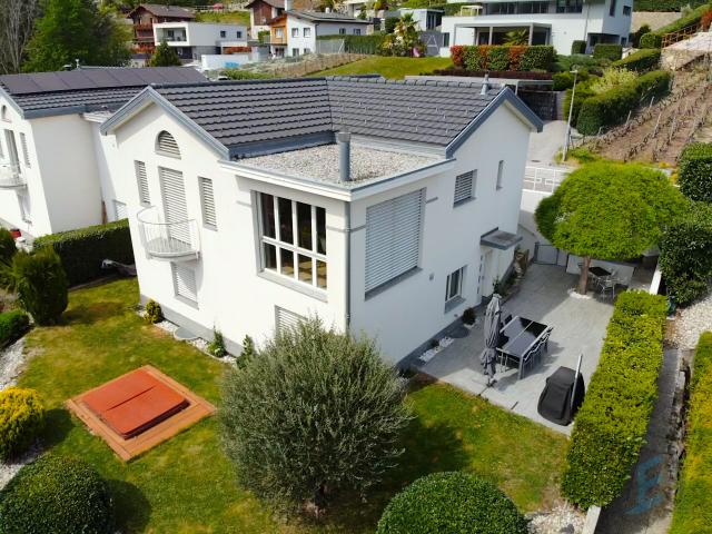 EINZELAGENT: Prächtige Doppelhaushälfte mit 5 1/2 Zimmern in Corin