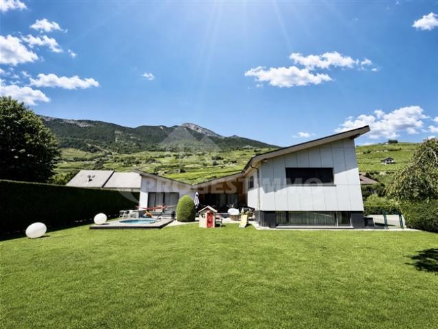 EINZELHAUS MIT AUSSICHT AUF DEN HAUT DE CRY