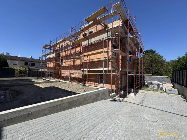 EINZELHAUS SCHLÜSSELFERTIG INKLUSIVE STELLPLATZ. 5 ZIMMER/ 3 BÄDER/ 3 TOILETTEN. 85m² GARTEN