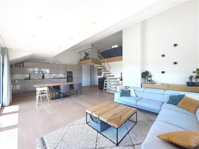 EINZELNER MAKLER – Geräumige und helle 4,5 Zimmer Wohnung + Zwischengeschoss