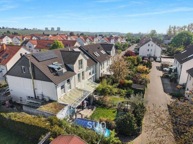 EINZIEHEN & WOHLFÜHLEN Modernisiertes Reiheneckhaus mit Kamin & Gartenidylle