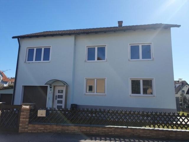 Einziehen und Renovieren: Großes Haus mit 2 Wohnungen, Garagen, Nebengebäude, etc ca. 700 qm Grund