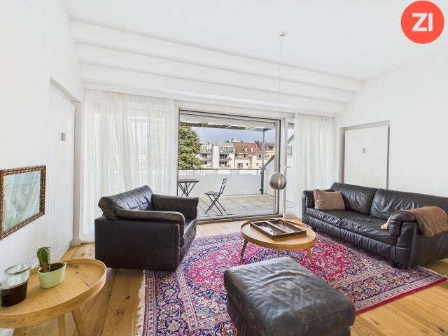 Einzigartige 3 Zimmer Altbau Dachgeschosswohnung mit Terrasse