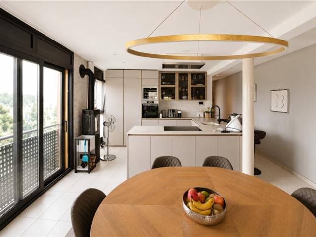 EINZIGARTIGE 4.5 ZIMMER WOHNUNG MIT SEEBLICK IN AGRA
