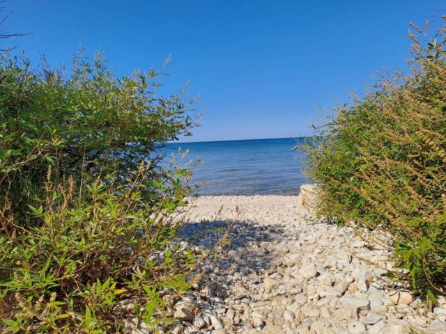Charmantes Ferienhaus in Betiga, Kroatien – 3 Zimmer, Garten, Terrasse, Solarenergie!