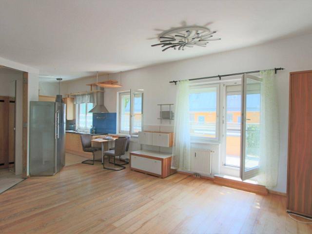 Einzigartige DG Wohnung mit 2 Terrassen und Wintergarten in Ruhelage