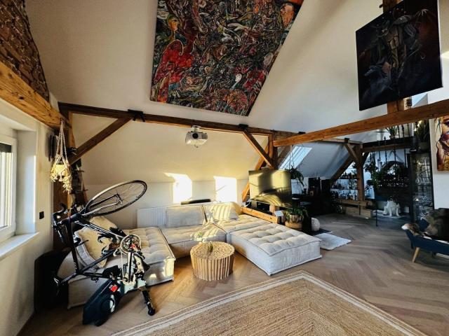 Einzigartige Loft Wohnung mit Eigengarten direkt am Mühlbach: Stilvoll, exklusiv und ideal für Singles oder Paare!