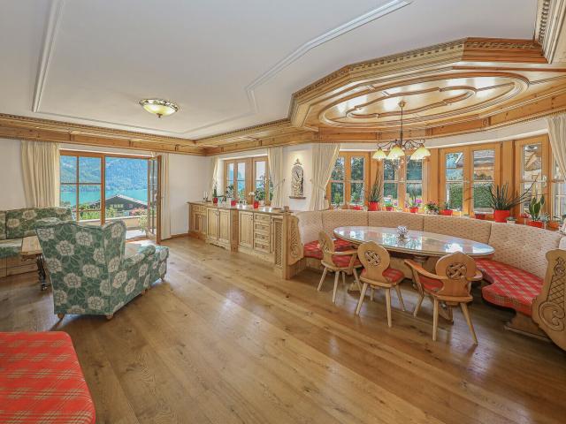 Einzigartige Landhausvilla mit Pool und Unverbaubarem Seeblick