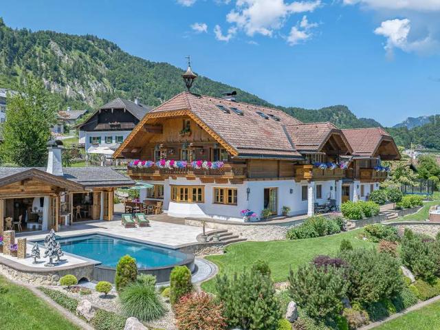Einzigartige Landhausvilla mit Pool und unverbaubarem Seeblick