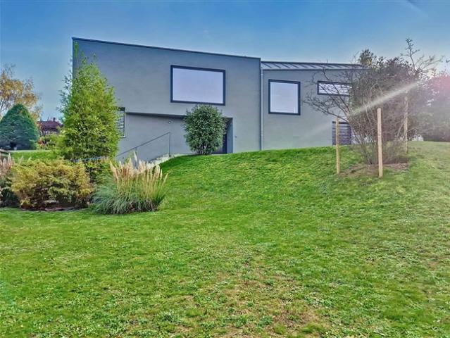 Einzigartige Villa in einer Wohngegend