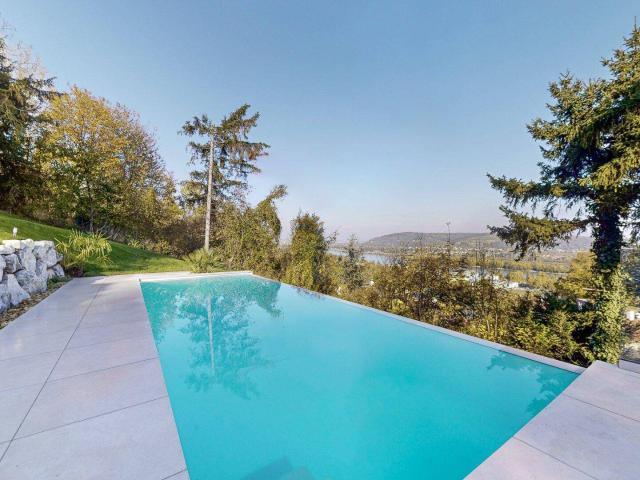 EINZIGARTIGE VILLA MIT INFINITY POOL & BLICK ÜBER DIE DONAU
