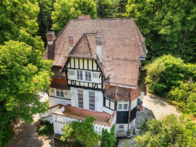 Einzigartiges Ensemble in privatem Park