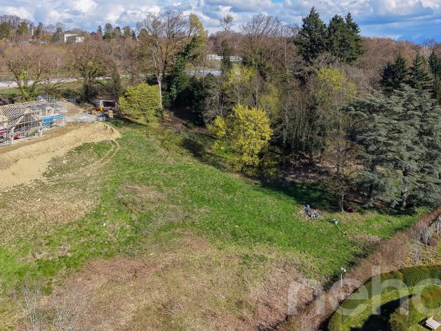 EINZIGARTIGES GRUNDSTÜCK AM WALDRAND AN DEN TOREN VON LAUSANNE