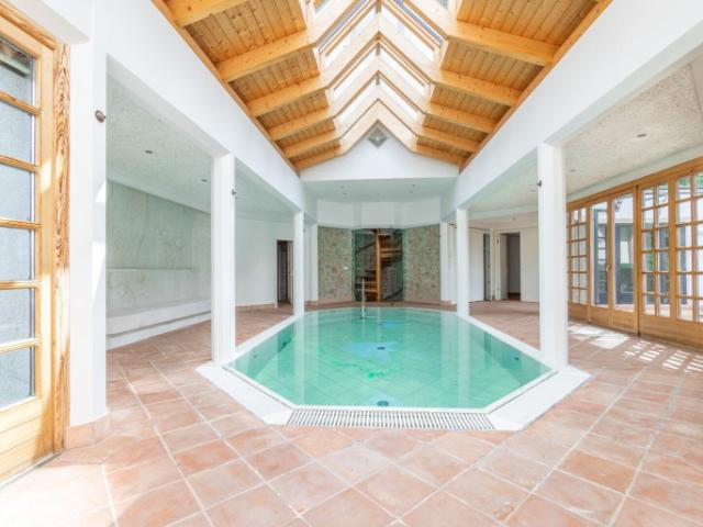 Einzigartiges Wohnen in erhöhter Lage samt Indoor Pool und Wellnessbereich