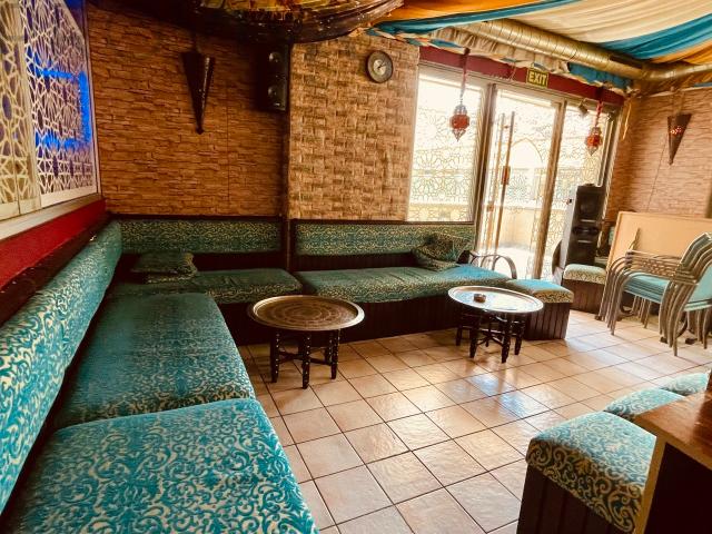Einziges Café Restaurant der Stadt mit einem konformen Raucherbereich!