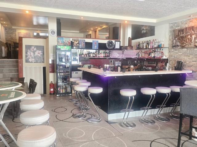 Ein charmantes Café mit Bar im Zentrum von Anzère