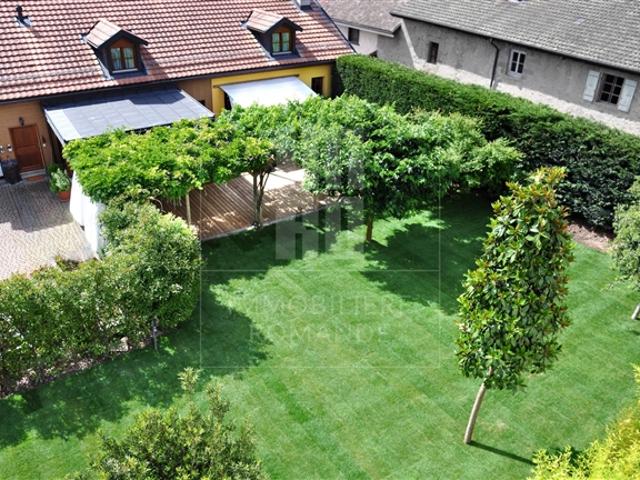 Ein alter, renovierter Bauernhof im Herzen des Dorfes mit Geschäftsbereich
