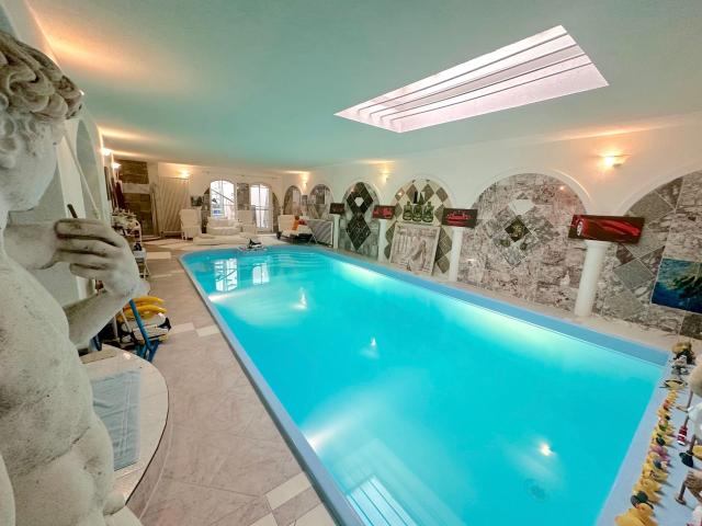 Ein architektonisches Juwel! Exkl. Villa mit Innenschwimmbad! Ortsrandlage, Alpensicht