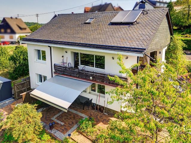 Ein aufwendig modernisiertes Familienhaus in toller Stadt und Aussichtslage direkt am Waldrand