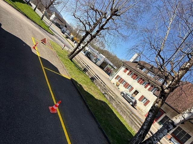 Ein Außenparkplatz steht in Courtételle zur Verfügung